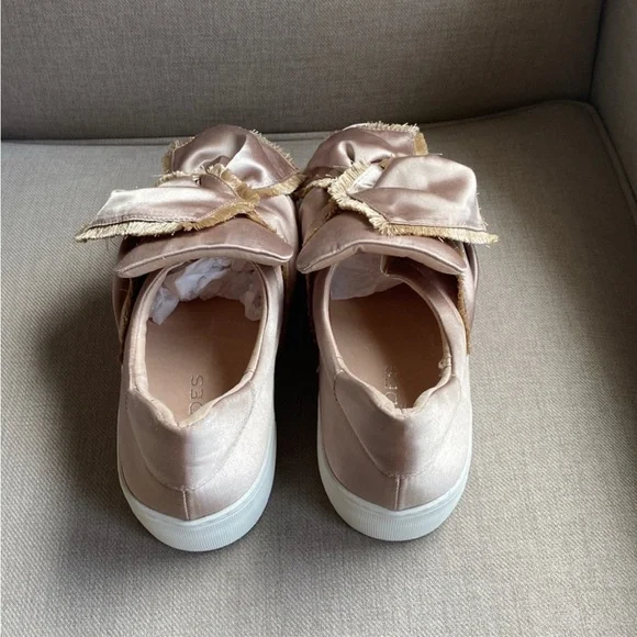 J/SLIDES NYL NWOT GOLD SATIN BOW PLATFORM SNEAKERS Sz 7.5 - Picture 6 of 6